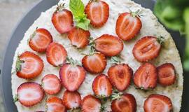 Chalvos pyragas su braškėmis