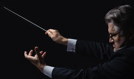 Dirigentas T. Ambrozaitis – apie paveikslus, tapomus natomis ant penklinės