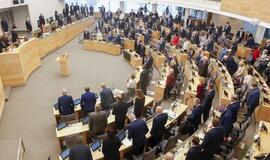 Siūloma nemažinti Seimo nariams talkinančių tarnautojų darbo krūvio