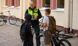 Tikrino, kaip dviračių ir paspirtukų vairuotojai laikosi taisyklių