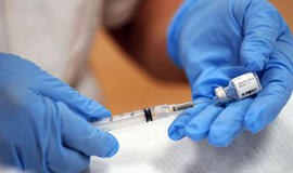 Dėl trečiosios sutarties vakcinoms nuo COVID-19 įsigyti dar bus tariamasi Vyriausybėje