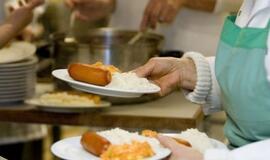 Pasenusius žuvies konservus varguoliams tiekusi įmonė mokinius maitina neaiškios kilmės produktais