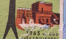 Kai buvo draudžiama važiuoti virš traukinių