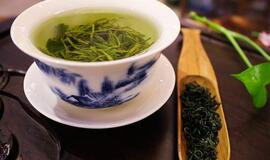 Žalioji arbata kosmetikoje – ir kovojantiems su akne, ir norintiems sustabdyti senėjimą