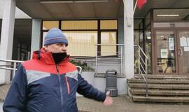 Į kaukės skandalą įsivėlęs plungiškis ir į teismą atėjo be jos