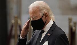 Išrinktasis JAV prezidentas J. Bidenas žaisdamas su šunimi susižeidė koją