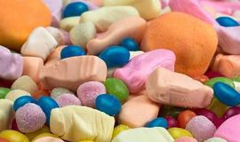 Karantino iššūkiai sveikatai: nekimšti saldumynų ir pusfabrikačių bei nevalgyti prie kompiuterio