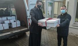 KU pasiuntiniai vienišiems senjorams išdalijo džiaugsmo siuntinį