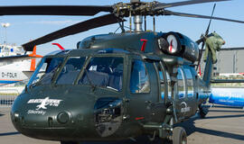 Pasirašė sutartį pirkti sraigtasparnius „Black Hawk“