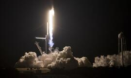 „SpaceX“ raketa su keturiais astronautais sėkmingai išskrido į TKS