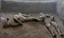 Ugnikalnio išsiveržimo palaidotuose Pompėjoje rasti vyro ir jo vergo palaikai