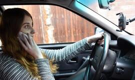 Vairuotojai nepaleidžia iš rankų telefonų