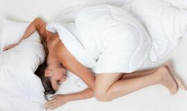 4 geriausios miego pozos patiriantiems nugaros skausmus