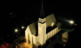 Apšviesta Gargždų Šv. arkangelo Mykolo bažnyčia