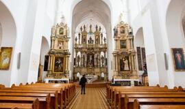 Bažnyčiose stabdomos viešos pamaldos