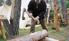 Medžio skulptūros suteikia lietuviškumo