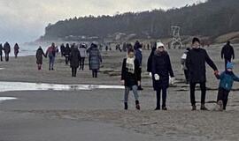 Pajūryje – masė žmonių, dalis jų nedėvi kaukių