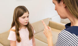 Psichologė: tėvai menkina savo vaikų sugebėjimus, lygina juos su geresniais, žemina, baugina ir net grasina