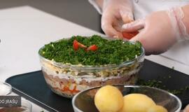 Šventinės sluoksniuotos tuno salotos