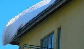Gausus sniegas atneša nuostolius gyventojų turtui: nepamirškite valyti namų stogų