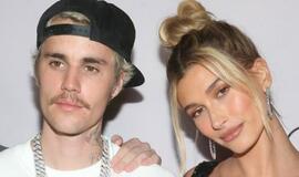 J. Bieberis išleido nespalvotą vaizdo klipą: jį skyrė žmonai Hailey