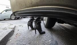 Meilės trikampis Šilutėje: savo konkurentę sekė, užblokavo automobiliu ir į darbą paleido kumščius