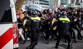 Nyderlanduose įvedus komendanto valandą, kilo gyventojų ir policijos susirėmimų