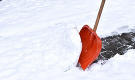 Vaistininkai įspėja: nesistenkite nukasti viso sniego iškart