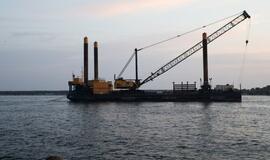 Į Klaipėdą gabenama technika bangolaužių rekonstrukcijai