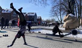 Karantino išalinti sportininkai treniravosi po mero langais