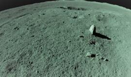 Mėnulyje atrastas keistas riedulys pramintas „pakelės stulpu“