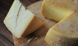 Netikėti faktai apie sūrį: kodėl jis laikomas urvuose ir ar jį tikrai mėgsta pelės?