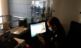 Pasieniečiai padeda NVSC specialistams tikrinti grįžtančių asmenų dokumentus