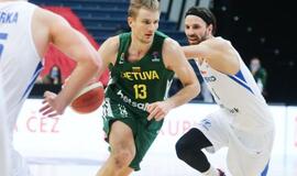 Trečiajame kėlinyje nerimą sukėlę lietuviai sutriuškino čekus ir savo likimą spręs pirmadienį