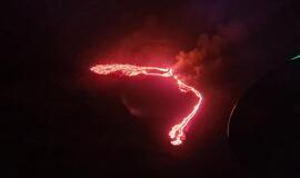 Islandijoje išsiveržė ugnikalnis, nudažęs iš Reikjaviko matomą dangų raudonai