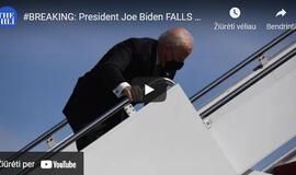 J. Bidenas suklupo lipdamas į prezidentinį lėktuvą