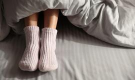 Su kojinėmis reikėtų miegoti ne tik, kai šąla kojos