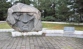 Šis 30 tonų sveriantis paminklinis akmuo pastatytas praėjus 22 metams nuo Neringos Černobajevkos: buko sovietinių vadų vertimo kariams vėl ir vėl toje pačioje vietoje forsuoti Kuršių marias plonu ledu. Dėl to lengvu taikiniu tapo apie 100 raudonarmiečių, 7 iš kurių paversti Tarybų Sąjungos didvyriais. Deniso NIKITENKOS nuotr. 