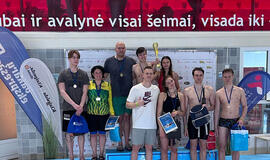 APDOVANOJO. Nugalėtojus ir prizininkus apdovanojo pats Europos, pasaulio ir universiados čempionas plaukikas Danas Rapšys (nuotraukoje su baltais marškinėliais). Organizatorių nuotr.