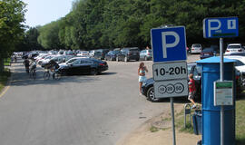 SEZONAS. Nuo gegužės pradžios prie jūros atvykstantys vairuotojai privalo susimokėti už automobilių parkavimą. „Klaipėdos keleivinio transporto“ nuotr.