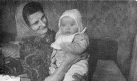 Mažoji Irutė su umama Anna Vytiene (Anna Wiethe). Apie 1966 m. gruodžio mėn. Pleškučiuose.