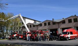 DARBAS. Profesinę šventę trečiadienį minėję ugniagesiai kvietė susipažinti su ugniagesių gelbėtojų darbo priemonėmis ir kasdienybe. Vitos JUREVIČIENĖS nuotr.