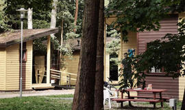 RŪPESTIS. Artėjant vasarai Klaipėdos miesto savivaldybei pačiai teks pasirūpinti, kur perkelti šiuo metu Giruliuose esančiame kempinge gyvenančius ukrainiečius.  Pajūrio kempingo nuotr.