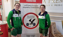 GERI REZULTATAI. Gintarė Bražaitė (kairėje) ir Lijana Jakaitė Europos sunkiosios atletikos čempionate varžėsi svorio iki 71 kg varžybose. Gintarė iškovojo 5, Lijana - 8 vietą. Asmeninio archyvo nuotr.