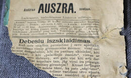 Ypatinga retenybė: 1884 m. 4-ojo „Aušros“ numerio titulinio puslapio fragmentas, eksponuojamas Bitėnuose.