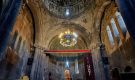Armėnijoje be galo daug senų bažnyčių. Jos labai paprastos ir jaukiaos, dažniausia be aukso ir pompastikos, senos, akmeninės.
