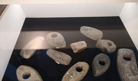 Nidoje rastų akmens amžiaus gyvenviečių archeologinių radinių kopijos.