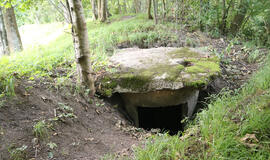 Ant didžiojo gynybinio pylimo glūdi vienas nedaugelio Mažojoje Lietuvoje žinomų vokiškų Kocho bunkerių, kuris turi stogą. Ant jo įspausta 1944.11.10 data. 
