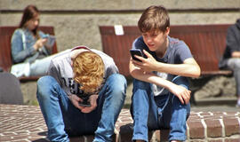 Daugėja pranešimų apie netinkamą nepilnamečių elgesį internete