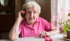 senjorė kalba telefonu